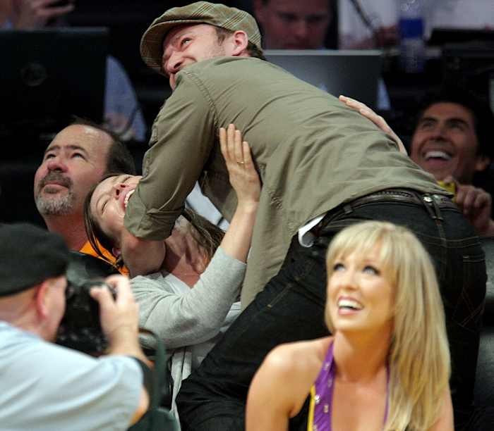 2009-justin-timberlake-jessica-biel-kiss-cam.jpg